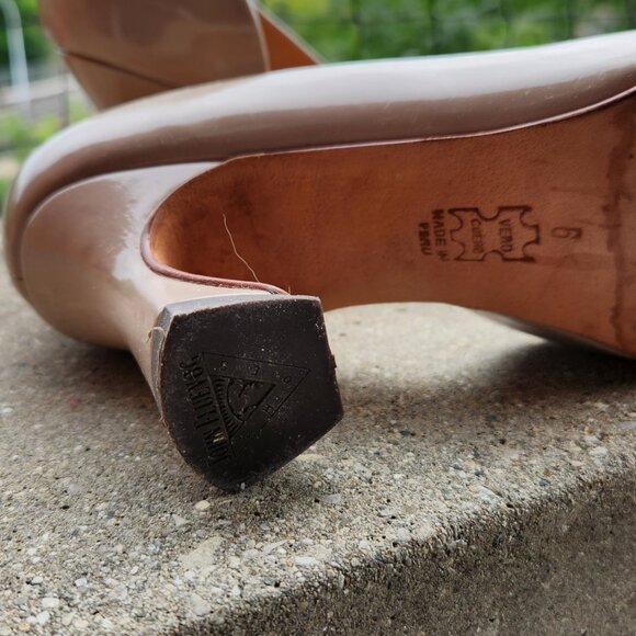 Beige/ silver Fluevog elegant shoes / US size 6.5  glossy leather /made in Peru - Picture 3 of 7